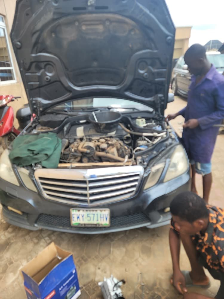 GEIYKE technicians servicing a vehicle air conditioning compressor